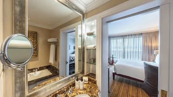 Separate bathtub and shower, deep-soaking bathtub