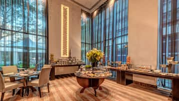 Desayuno completo diario (ZAR 320 por persona)