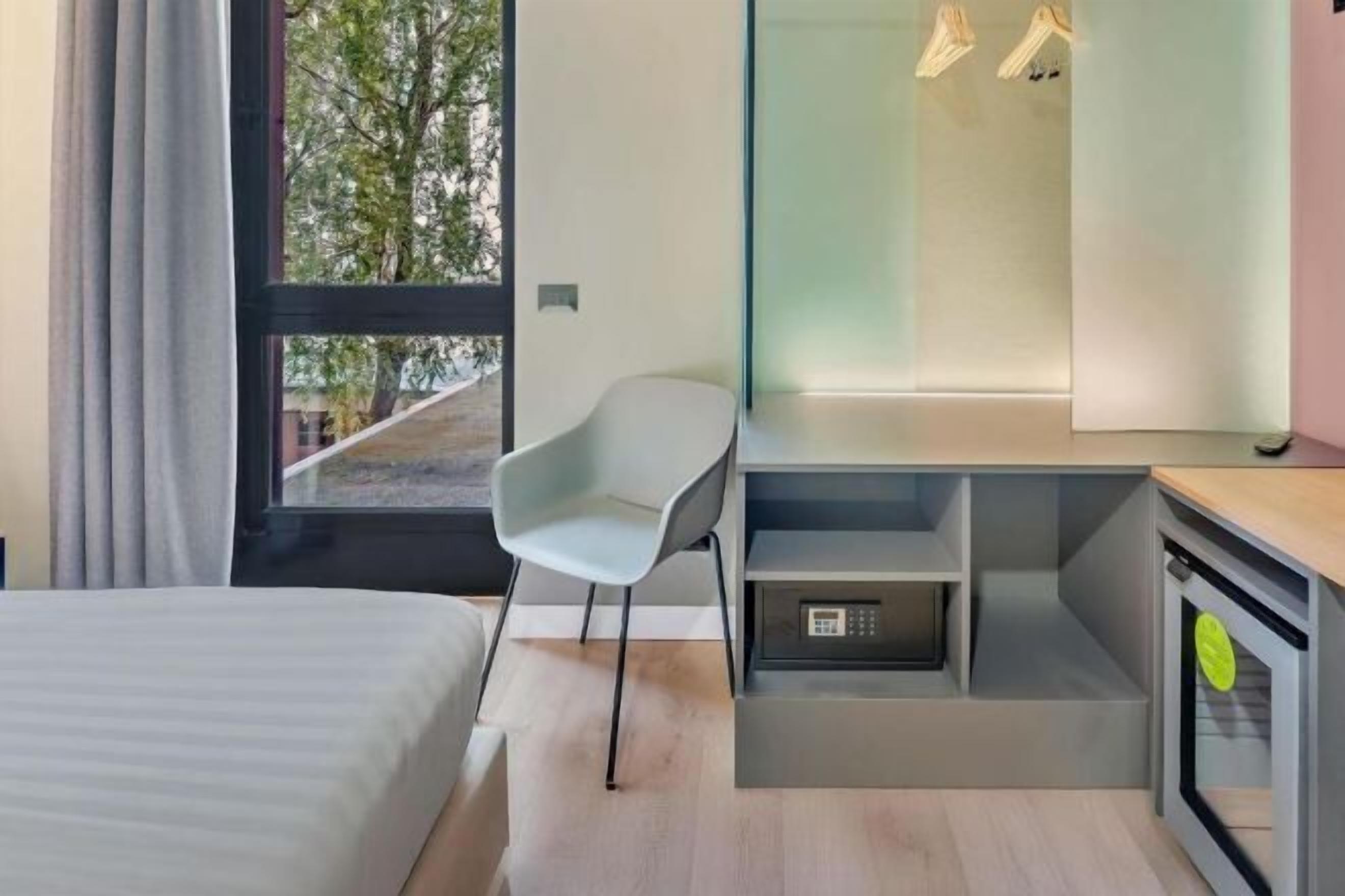 Edredón, minibar, caja de seguridad en la habitación y escritorio 