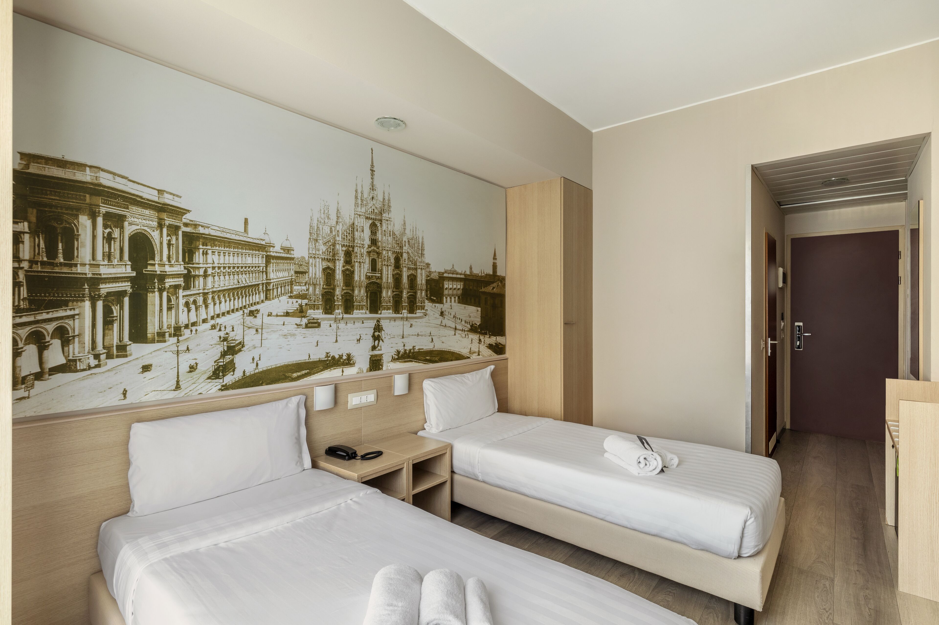 Habitación estándar con 2 camas individuales | Edredón, minibar, caja de seguridad en la habitación y escritorio 