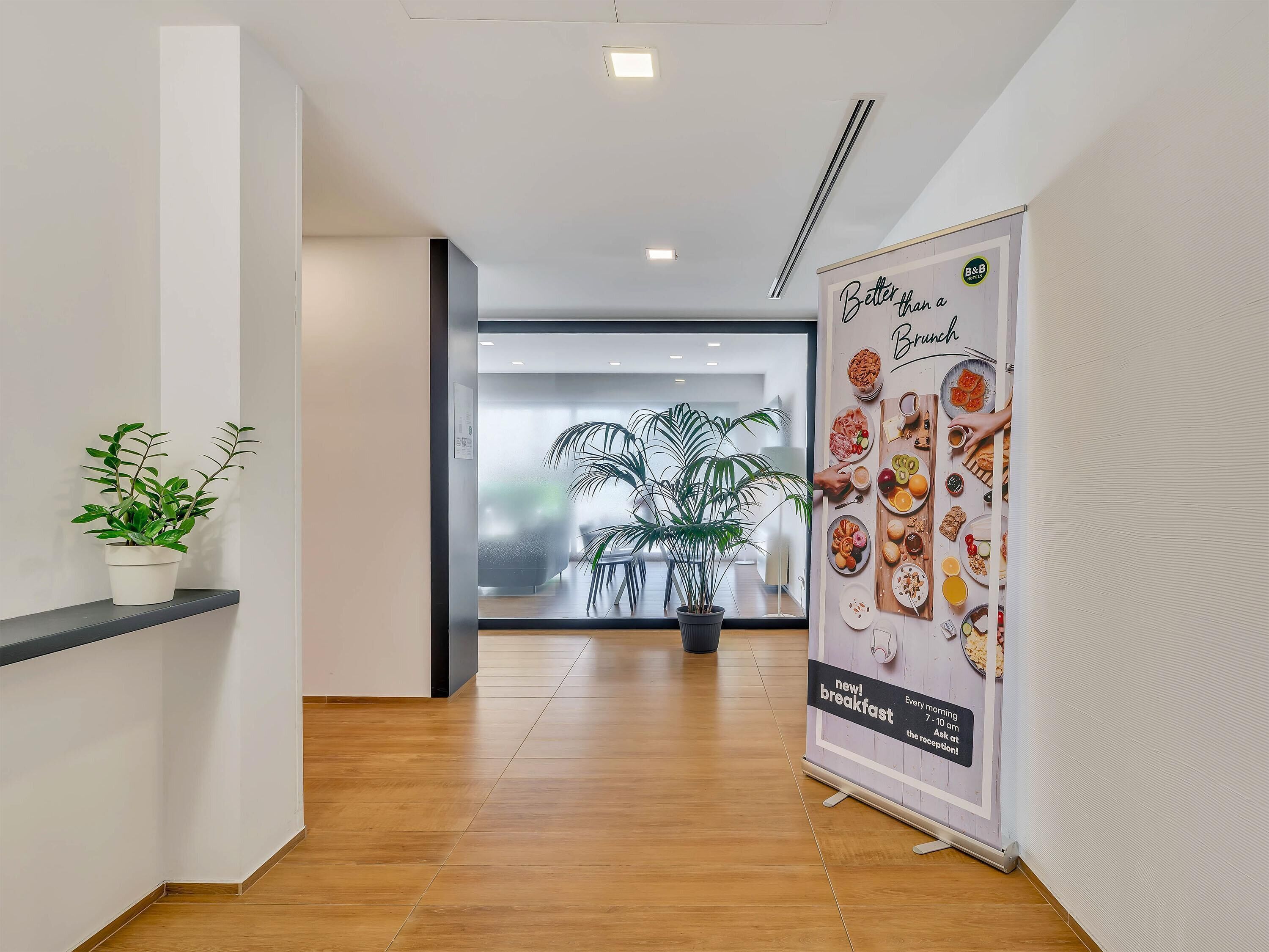 Edredones de plumas, minibar, caja fuerte y escritorio