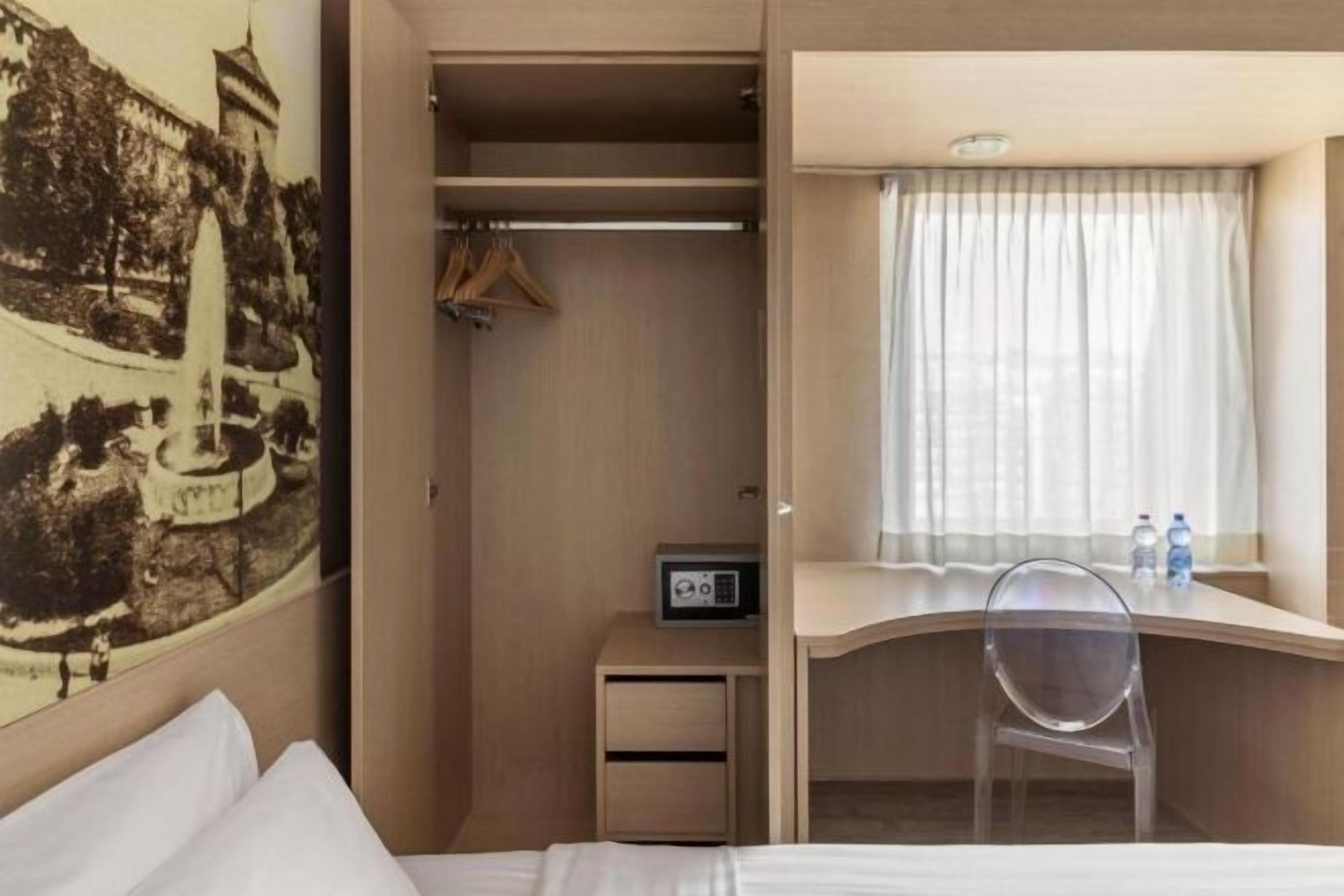 Edredón, minibar, caja de seguridad en la habitación y escritorio 