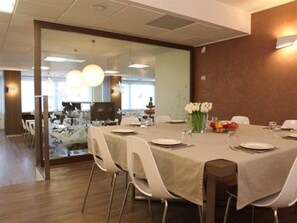 Dagelijks ontbijtbuffet (EUR 9.5 per persoon)