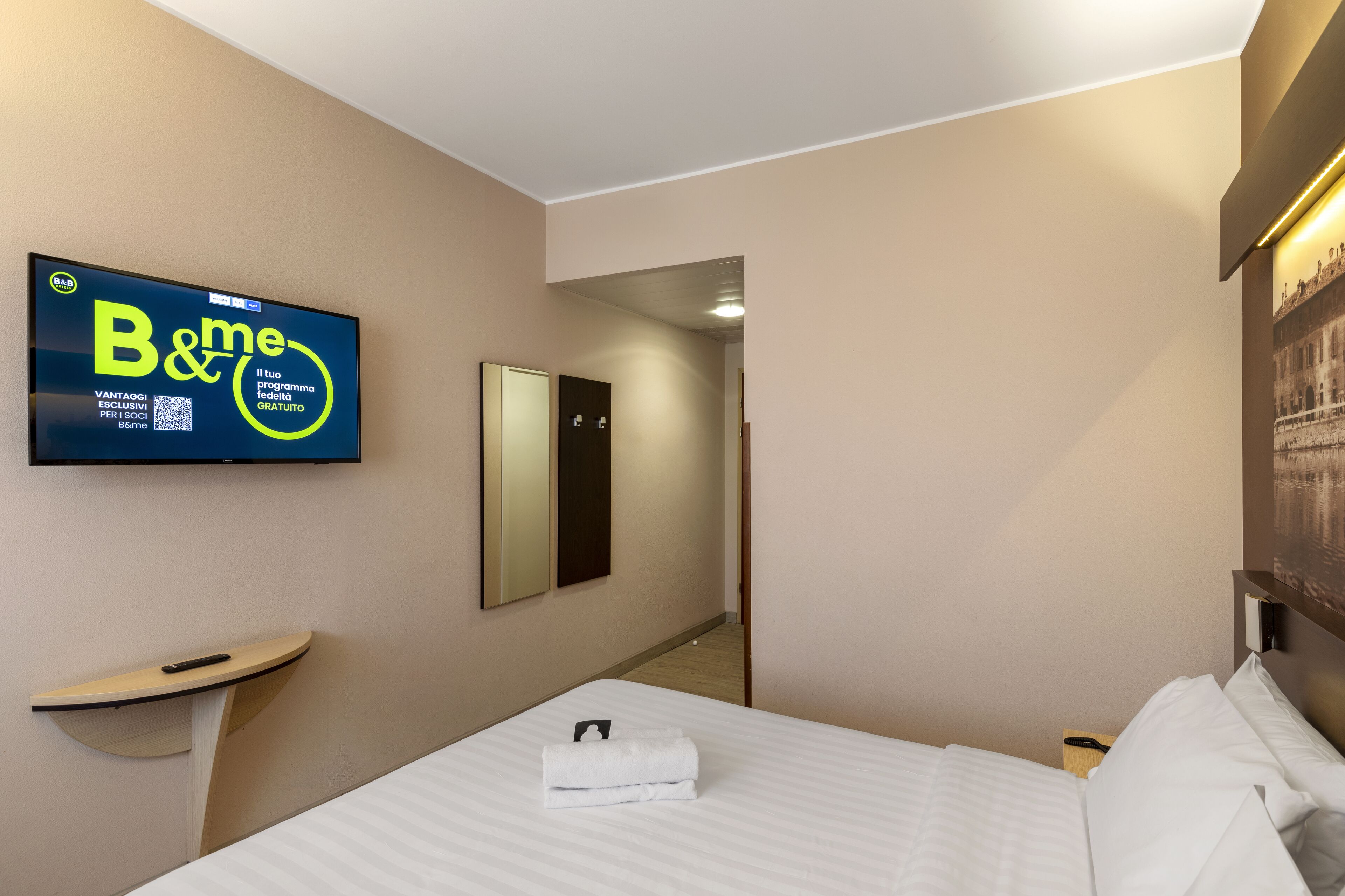 Habitación doble Confort | Edredón, minibar, caja de seguridad en la habitación y escritorio 