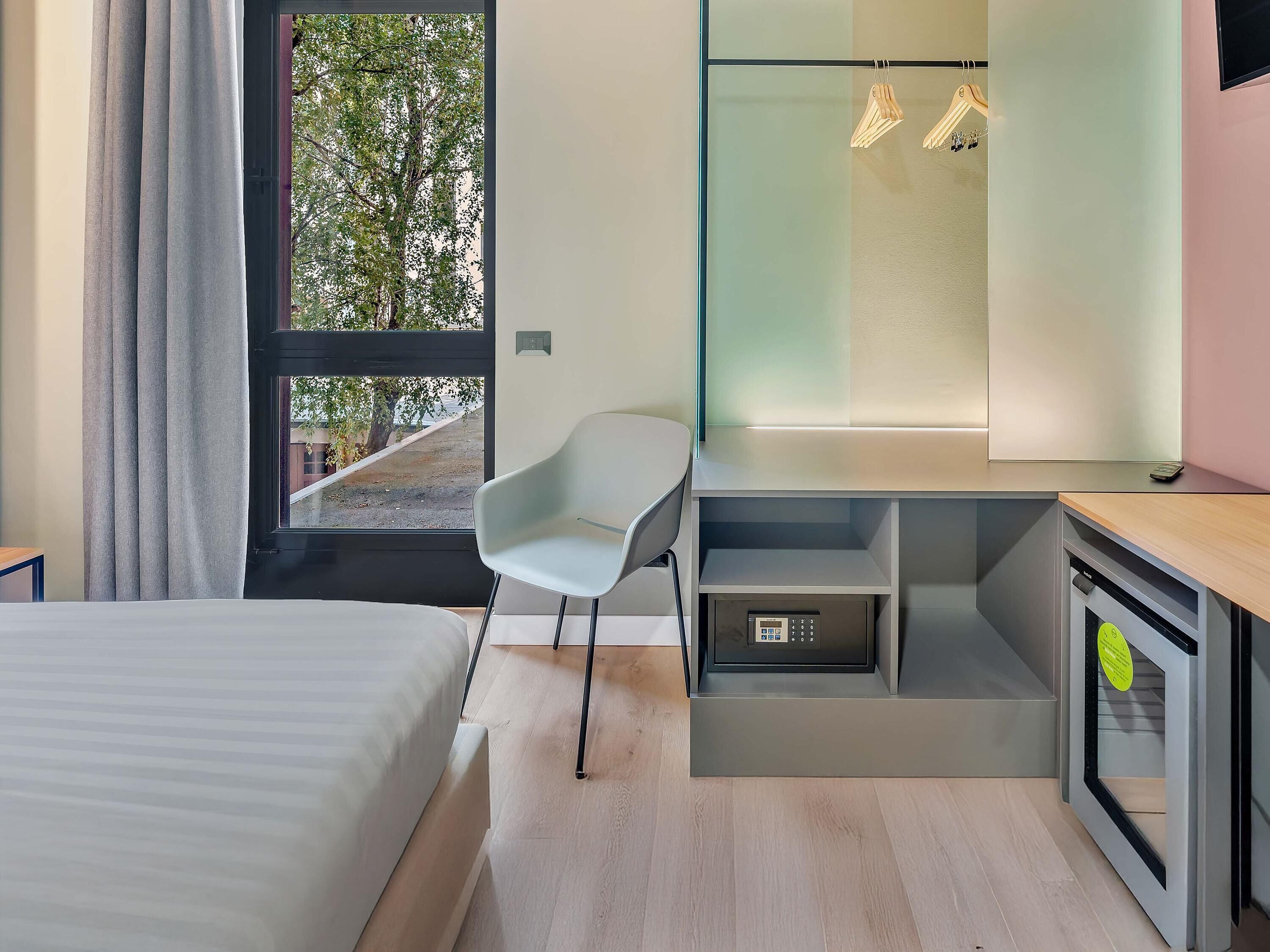 Cubrecamas, minibar, caja de seguridad en la habitación y escritorio 