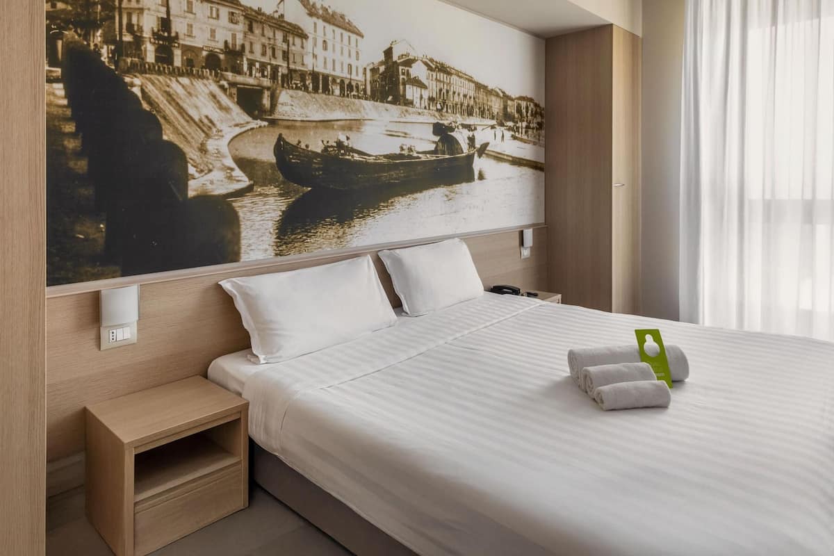 Habitación doble estándar | Edredón, minibar, caja de seguridad en la habitación y escritorio