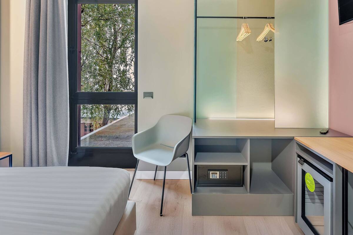 Phòng đơn Tiêu chuẩn | Chăn bông, minibar, két bảo mật tại phòng, bàn 