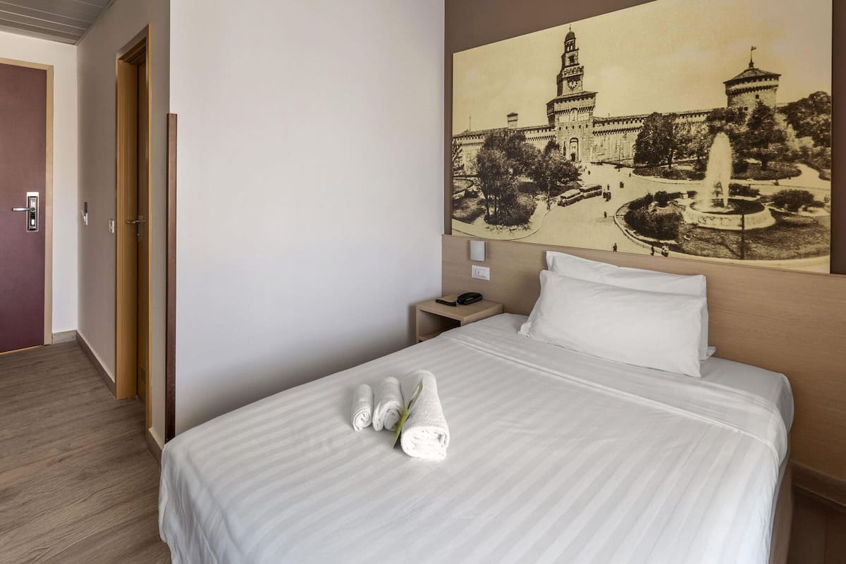 Phòng đơn tiện nghi đơn giản | Chăn bông, minibar, két bảo mật tại phòng, bàn 