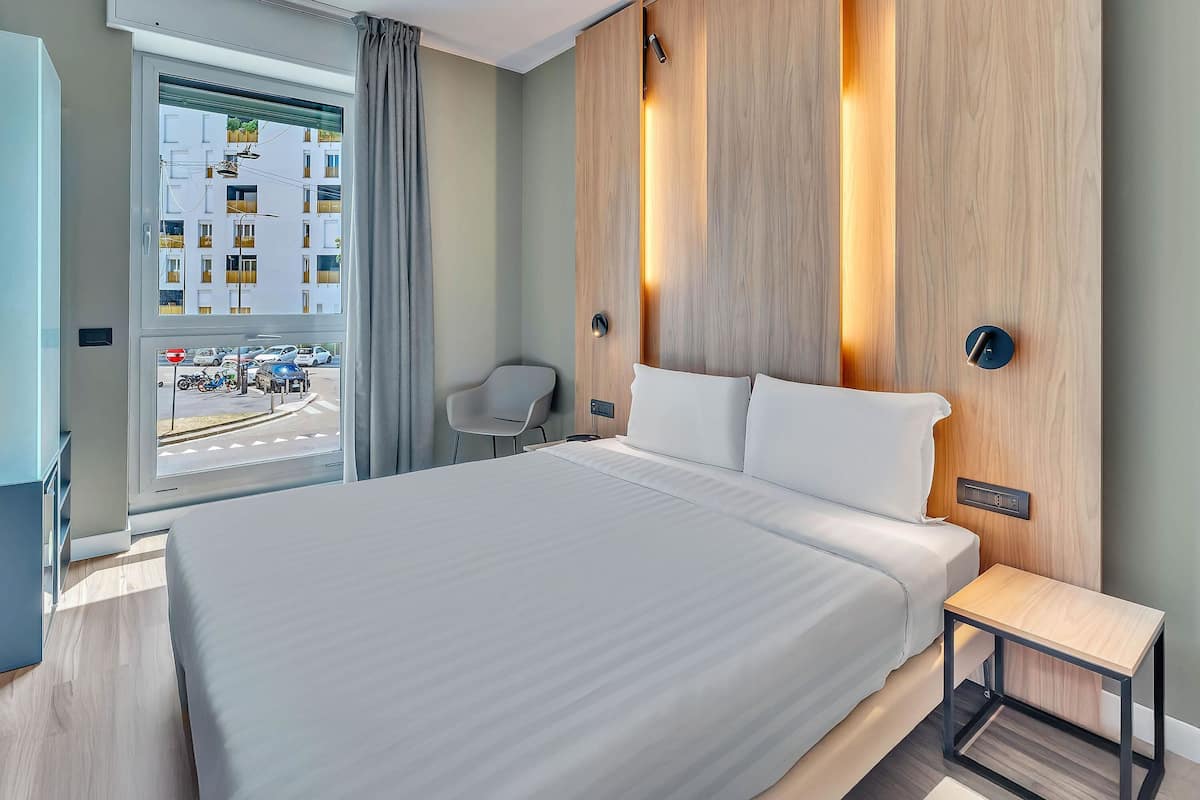 Phòng đôi Tiêu chuẩn | Chăn bông, minibar, két bảo mật tại phòng, bàn 