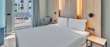 Standard-Doppelzimmer | Daunenbettdecken, Minibar, Zimmersafe, Schreibtisch