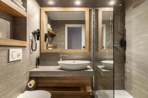 Haartrockner, Bidet, Handtücher