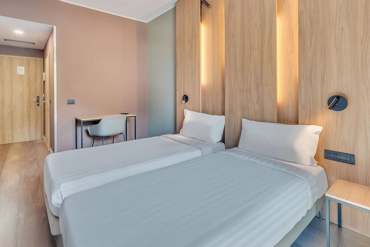 Phòng 2 giường đơn Tiêu chuẩn | Chăn bông, minibar, két bảo mật tại phòng, bàn 