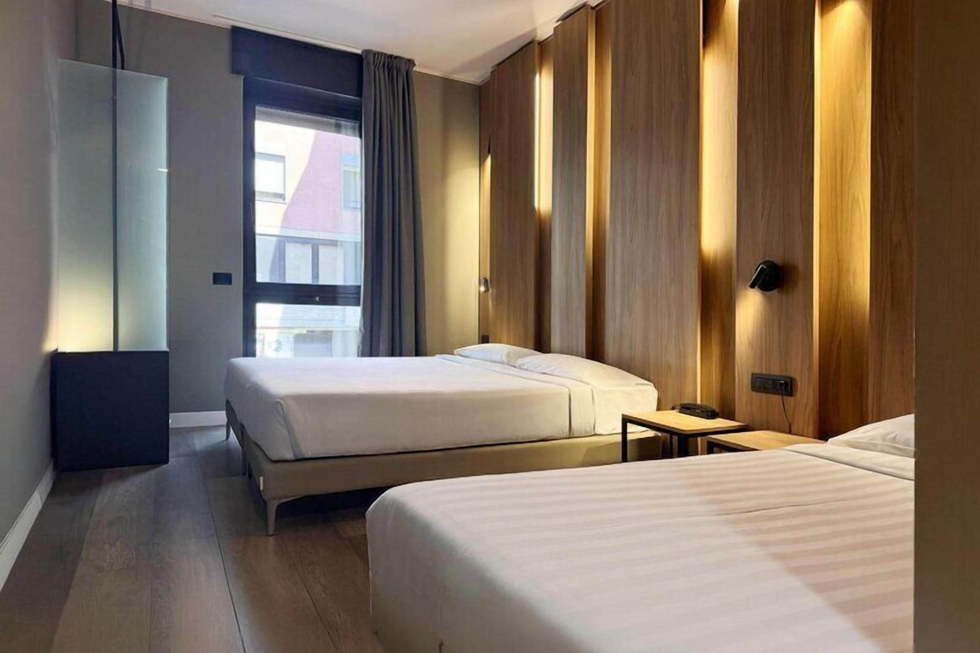 Kamar Triple Standar | Selimut bulu angsa, minibar, brankas, dan meja kerja