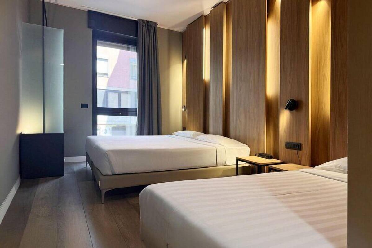 Phòng 3 Tiêu chuẩn | Chăn bông, minibar, két bảo mật tại phòng, bàn 