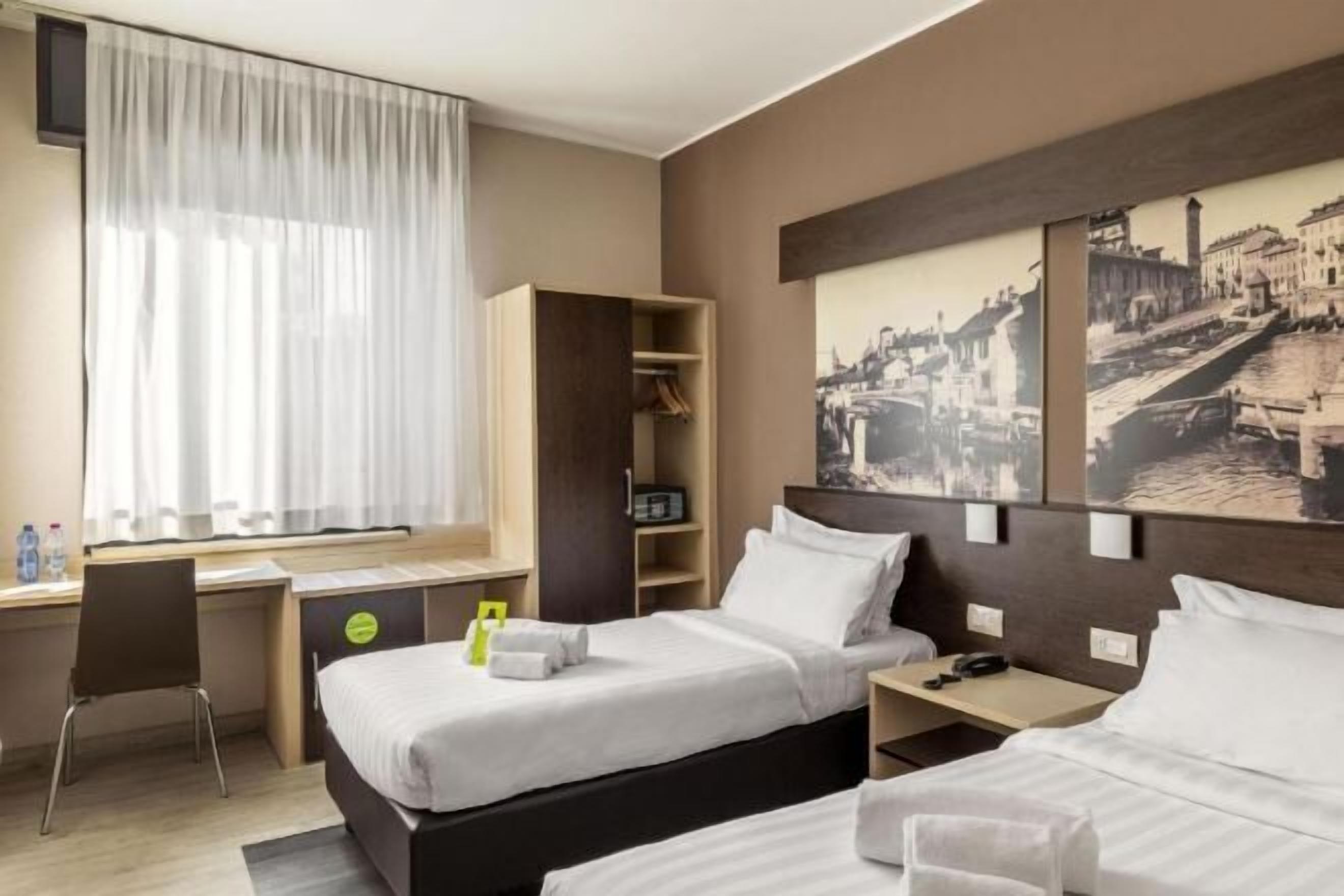 Edredón, minibar, caja de seguridad en la habitación y escritorio 