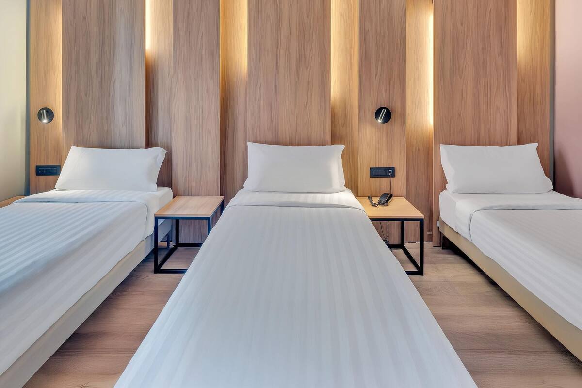 標準三人房 | 羽絨被、迷你吧、客房內保險箱、書桌