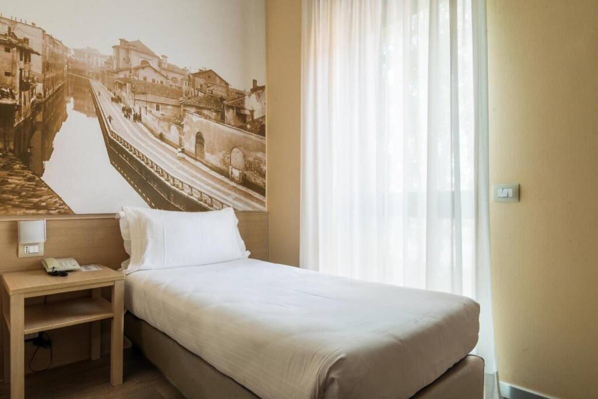 Chăn bông, minibar, két bảo mật tại phòng, bàn 