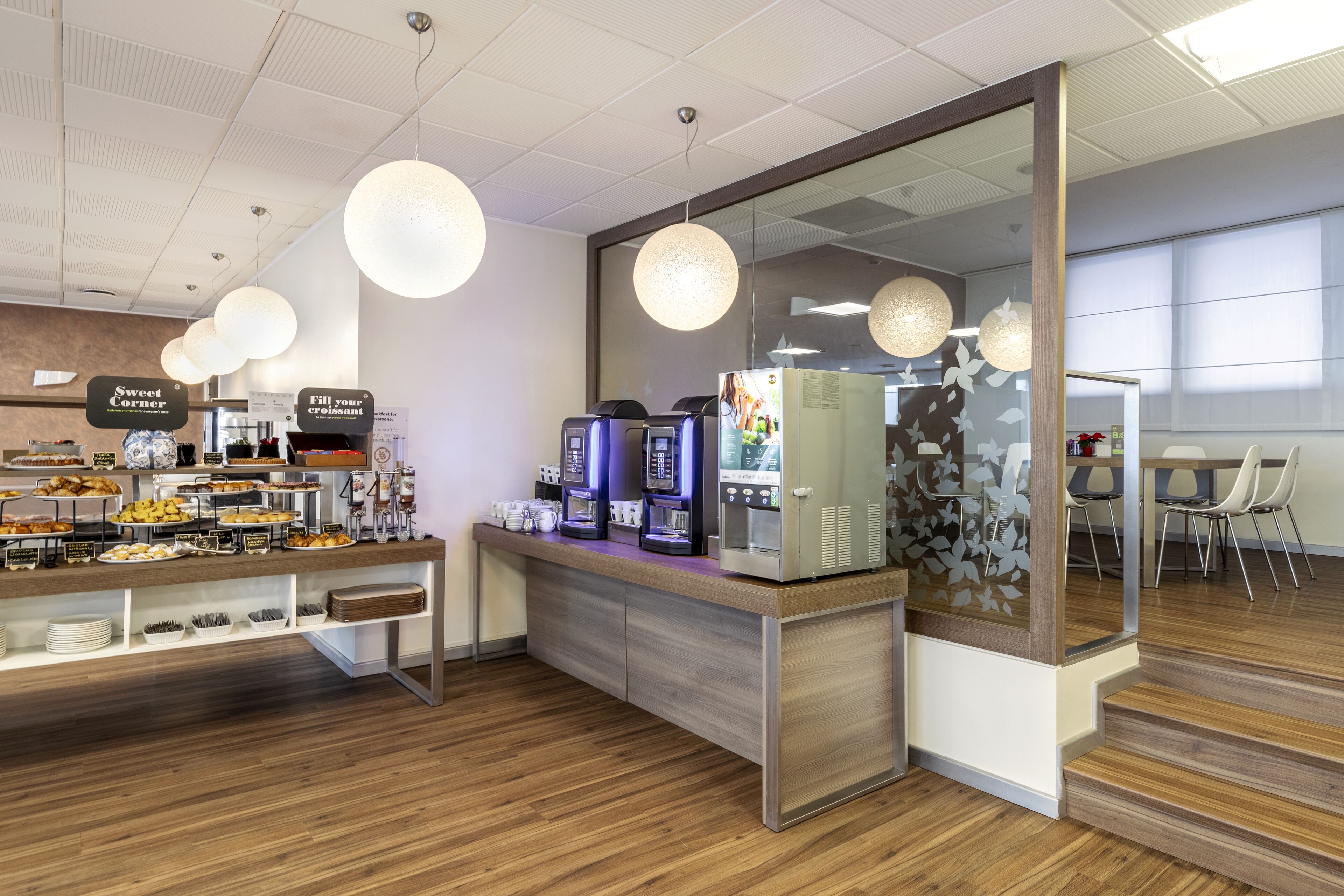 Desayuno buffet diario (EUR 12 por persona)