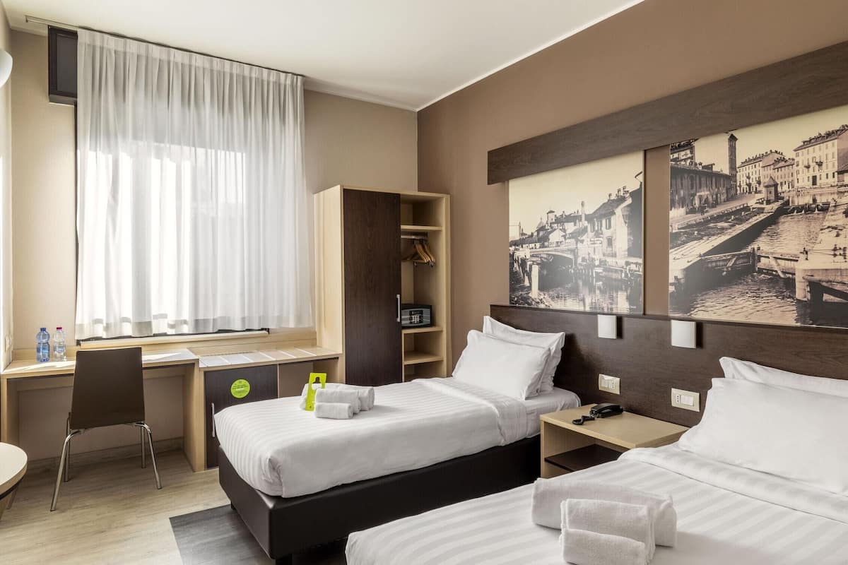 Habitación Confort con 2 camas individuales | Edredón, minibar, caja de seguridad en la habitación y escritorio