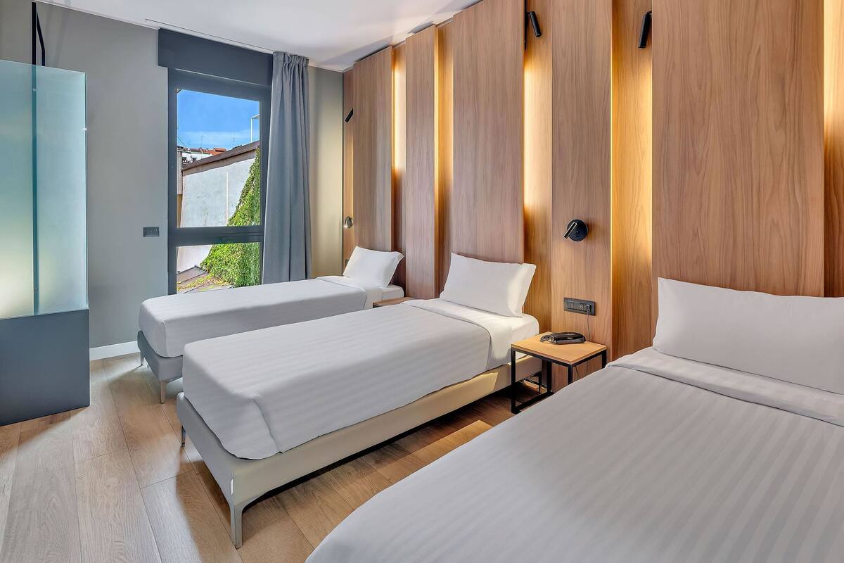 Phòng 3, 3 giường đơn, không hút thuốc | Chăn bông, minibar, két bảo mật tại phòng, bàn 