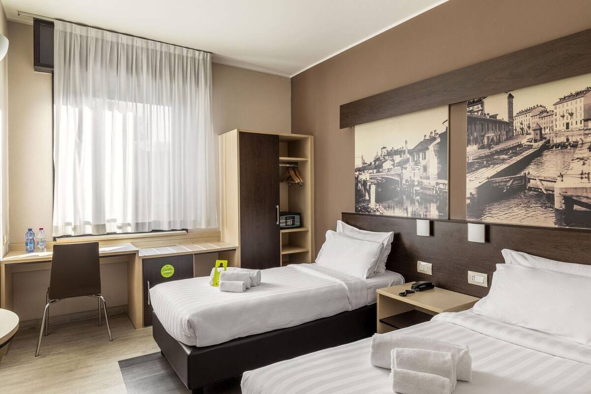 舒適雙床房 | 羽絨被、迷你吧、客房內保險箱、書桌