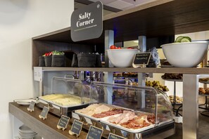 Desayuno buffet (EUR 12 por persona) 
