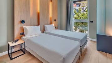 Cubrecamas, minibar, caja de seguridad en la habitación y escritorio