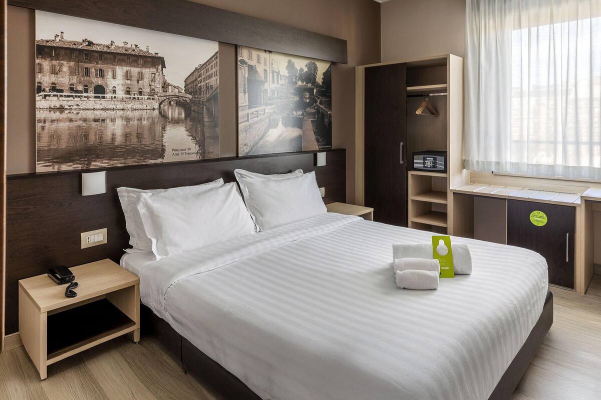 舒適雙人房 | 羽絨被、迷你吧、客房內保險箱、書桌