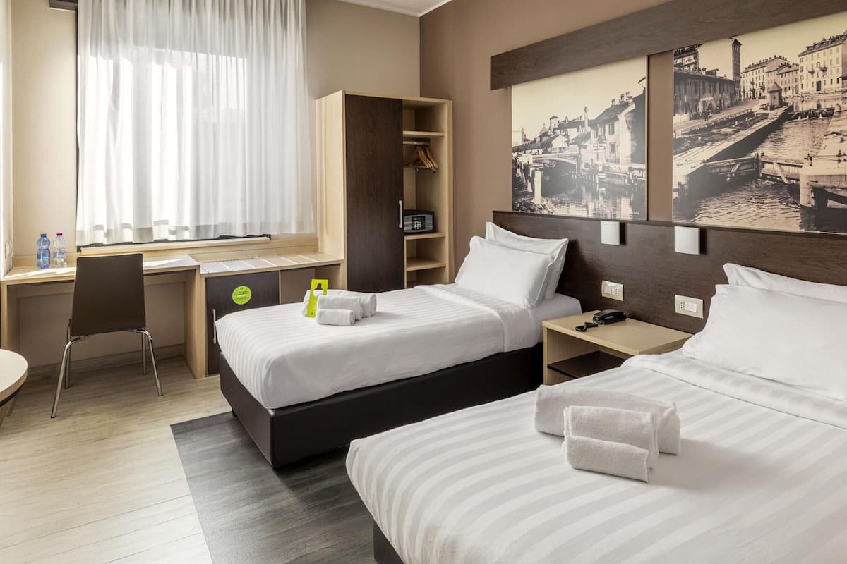 Phòng 2 giường đơn tiện nghi đơn giản | Chăn bông, minibar, két bảo mật tại phòng, bàn 