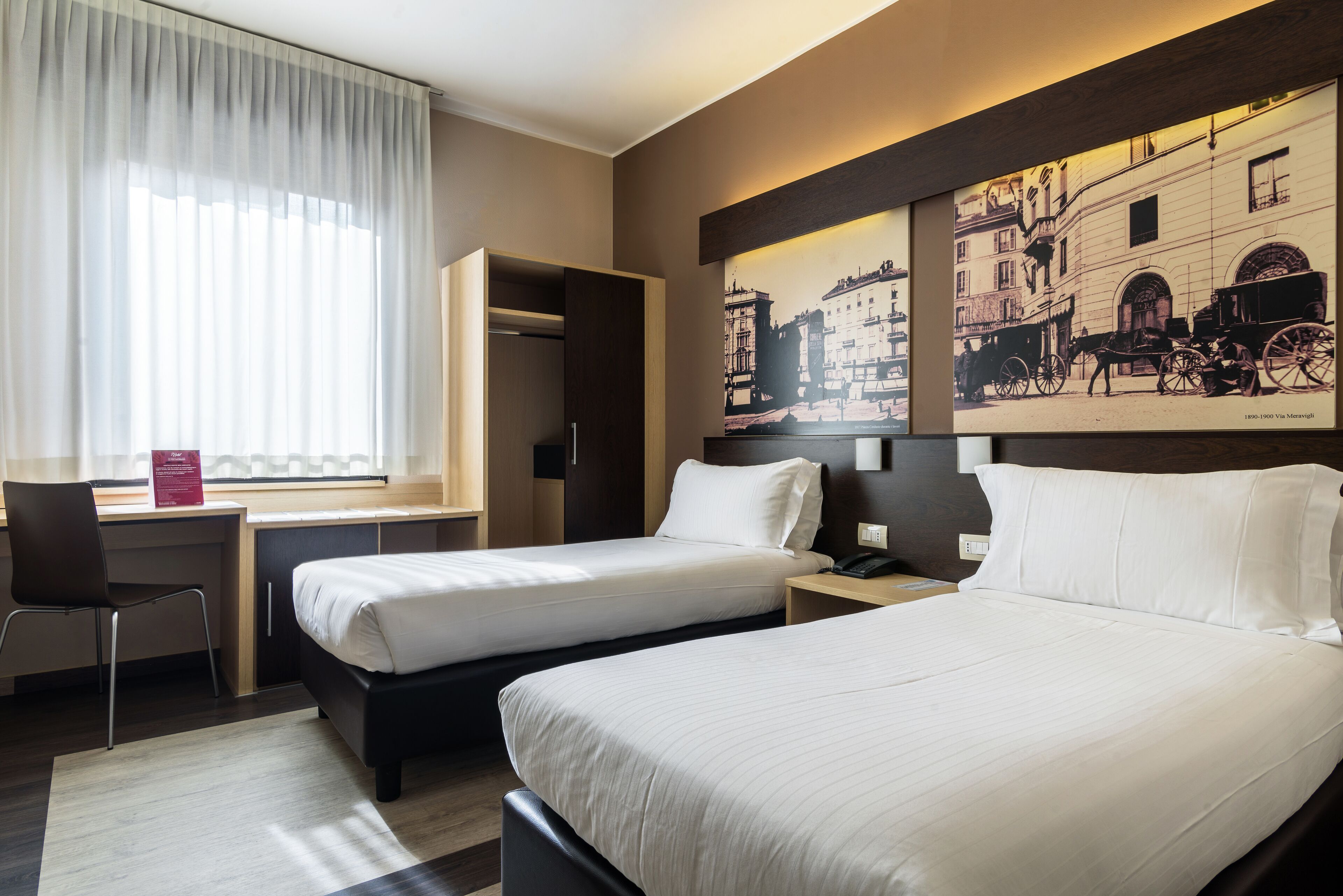 Habitación Confort con 2 camas individuales | Edredón, minibar, caja de seguridad en la habitación y escritorio 