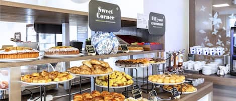 Tägliches Frühstücksbuffet (12 EUR pro Person)