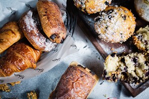 Petit déjeuner complet (23 GBP par personne)