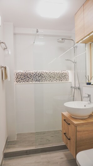 Appartamento City | Bagno | Doccia, set di cortesia gratuito, asciugacapelli, asciugamani
