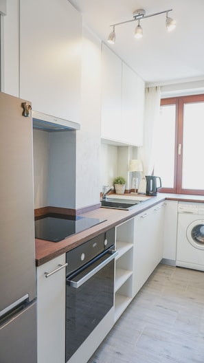 Full-size fridge, microwave, oven, stovetop - Old Town Apartments (Warsaw)