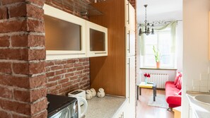 Full-size fridge, microwave, oven, stovetop