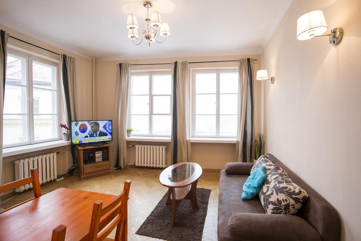 Apartment, 2 Bedrooms | Hypo-allergenic bedding available, laptop workspace, iron/ironing board