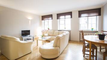 Departamento, 2 habitaciones | Área de sala de estar | Televisión