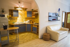 Premium Studio | Private kitchen | Full-size fridge, microwave, oven, stovetop