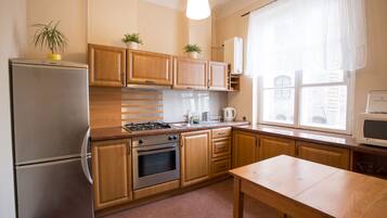 Refrigerador con freezer, microondas, horno, placa de cocina