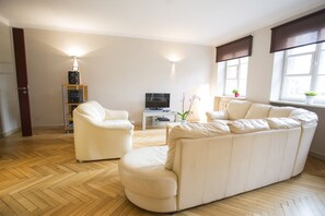 Apartamento, 2 habitaciones | Sala de estar | Una televisión