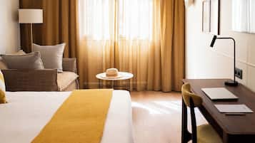 Caja de seguridad en la habitación, escritorio y cortinas blackout