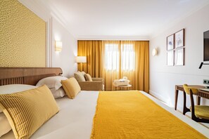 高級套房 | 客房內保險箱、書桌、遮光布/窗簾、隔音