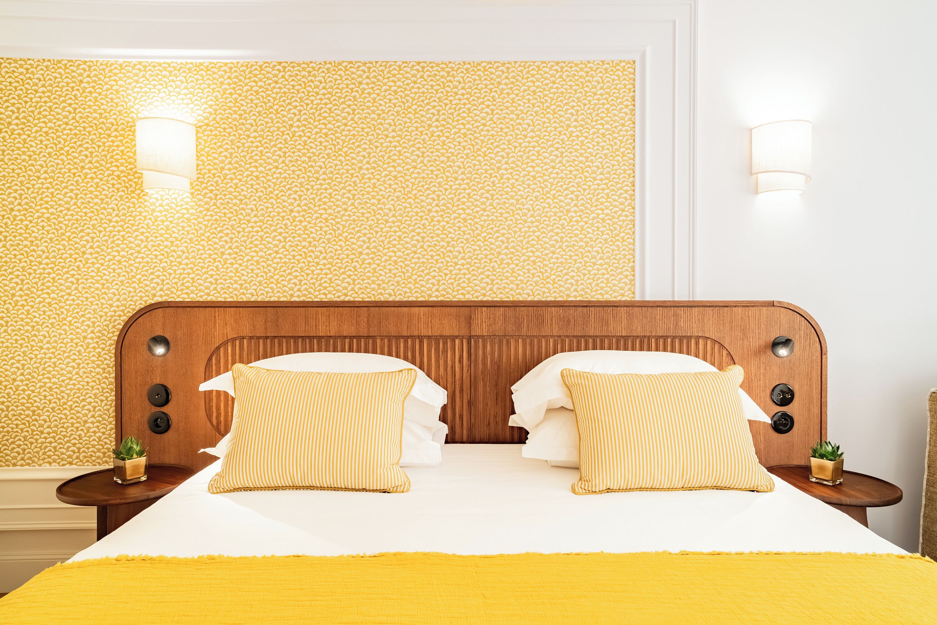 Een kluis op de kamer, een bureau, verduisterende gordijnen