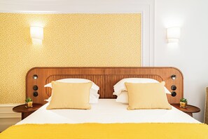 In-room safe, desk, blackout drapes, soundproofing - Hôtel Lepoussin (Cannes)