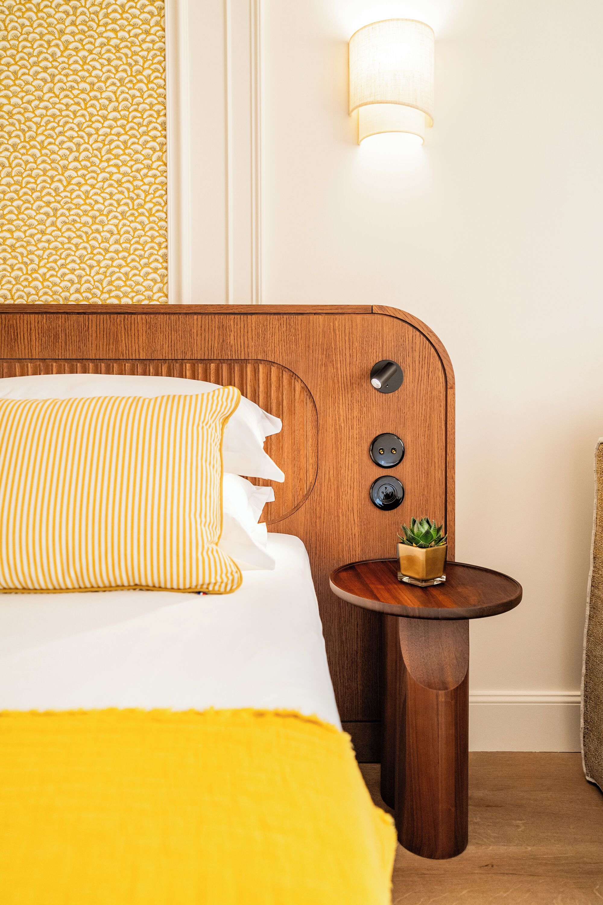 Een kluis op de kamer, een bureau, verduisterende gordijnen