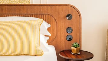 Een kluis op de kamer, een bureau, verduisterende gordijnen