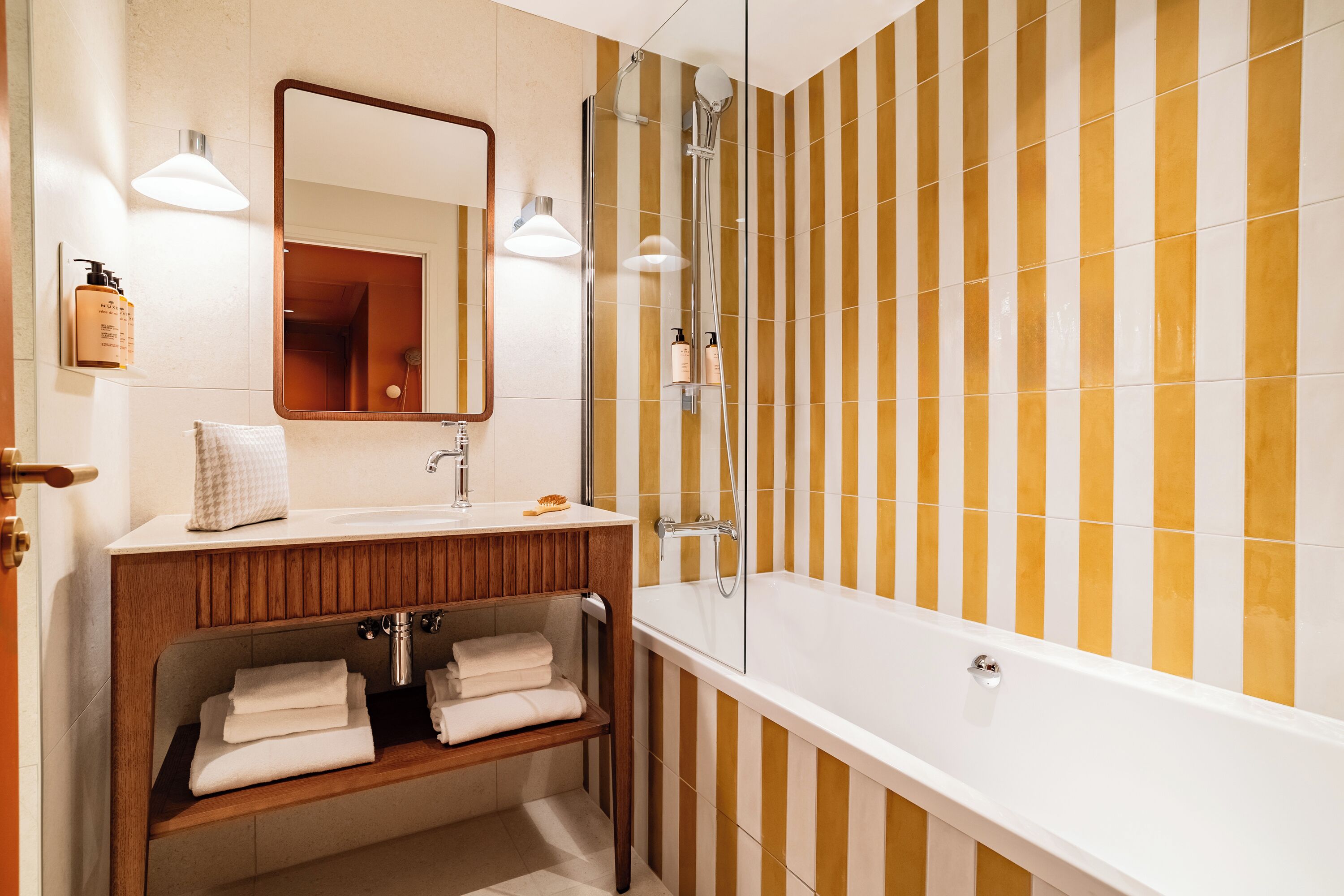 Een bad/douchecombinatie, gratis toiletartikelen, een haardroger