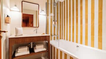 Een bad/douchecombinatie, gratis toiletartikelen, een haardroger