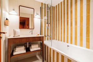 Combined shower/bathtub, free toiletries, hair dryer, towels