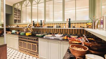 Café da manhã com buffet todos os dias mediante uma taxa